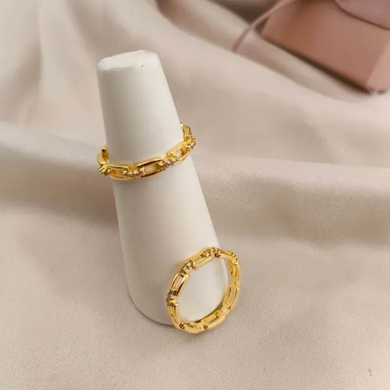 ANEL ESTILO CORRENTE COM EMENDAS CRAVEJADO EM MICRO ZIRCONIA