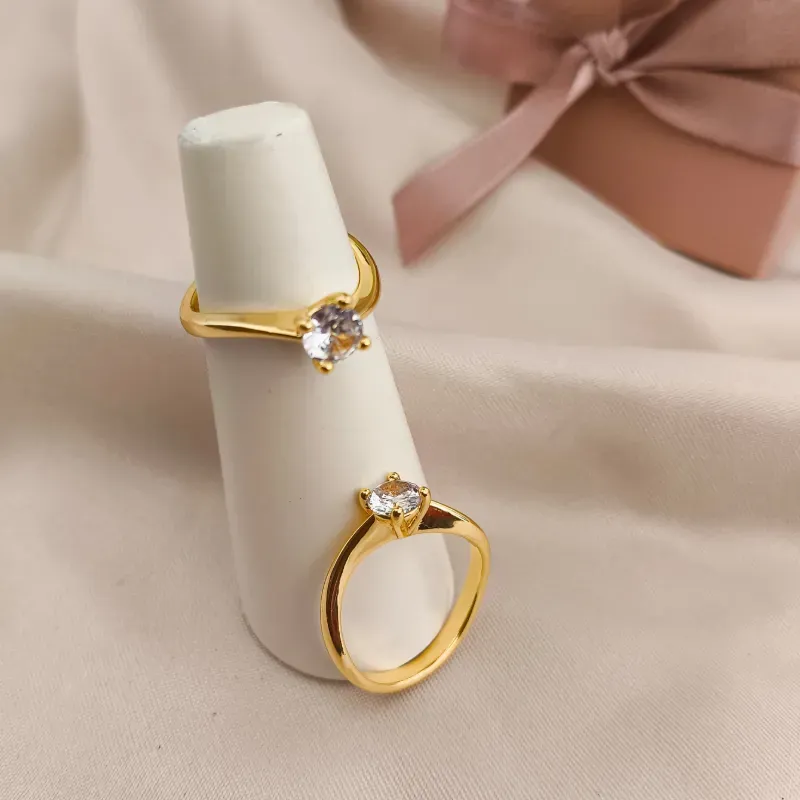 ANEL TORCIDO COM PEDRA DE ZIRCONIA SOLITARIA