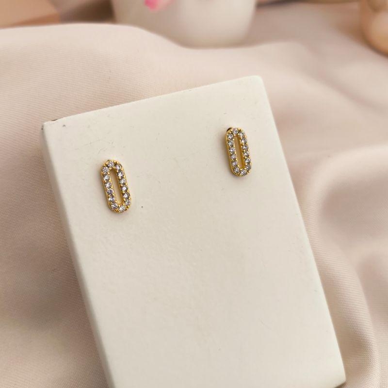 BRINCO OVAL VAZADO CRAVEJADO EM MICRO ZIRCONIA