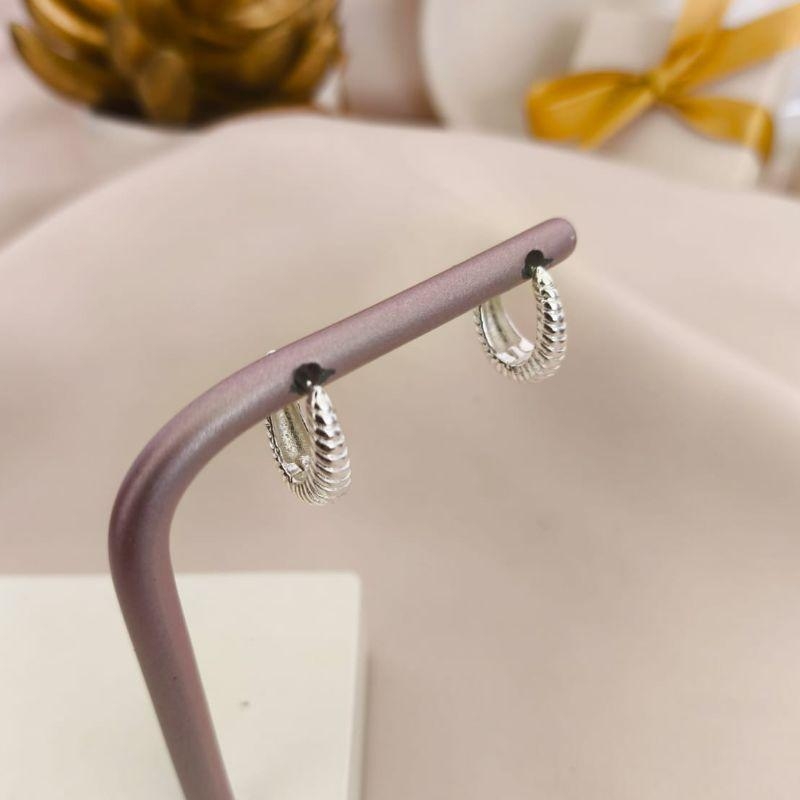 ARGOLA EM FORMA DE GOTA TODA LISTRADA EM DIAGONAL