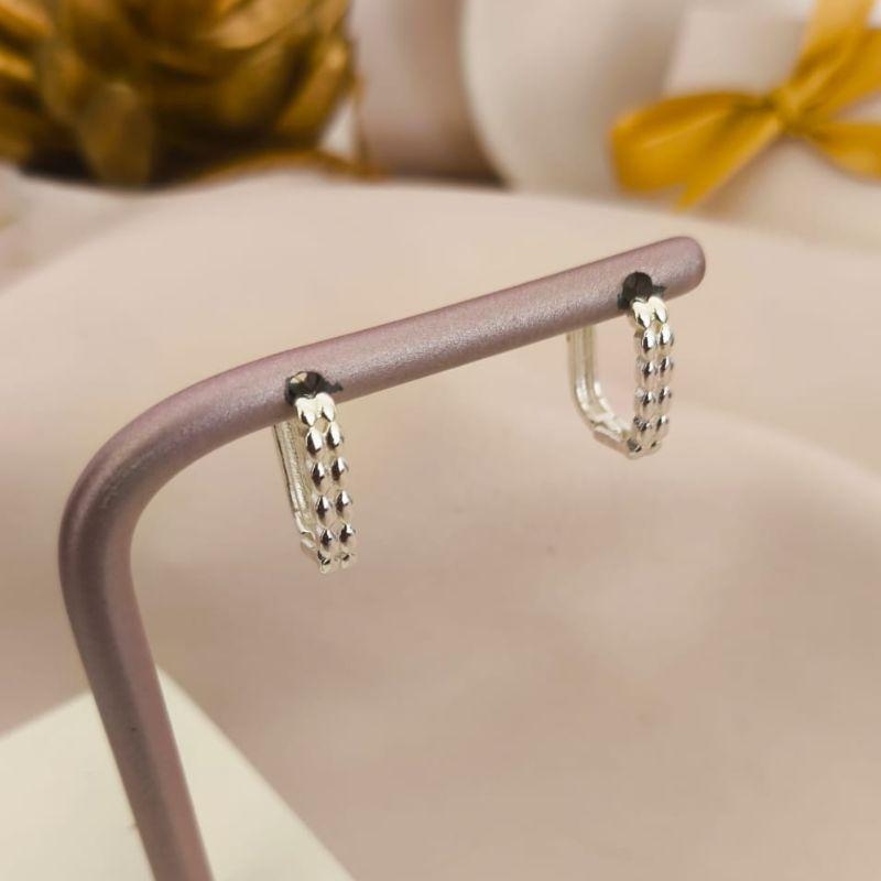 ARGOLA RETANGULAR COM MINI ESFERAS NA FRENTE