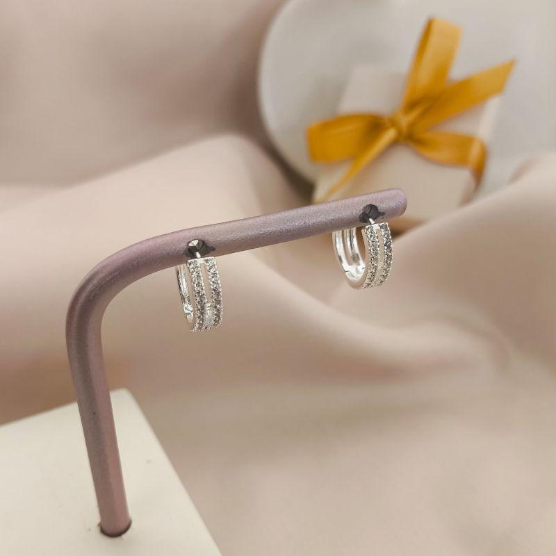 ARGOLA DUPLA VAZADA NO MEIO CRAVEJADA EM MICRO ZIRCONIA