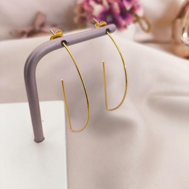 ARGOLA CURVADA COM A TRAZ LISA E RETA