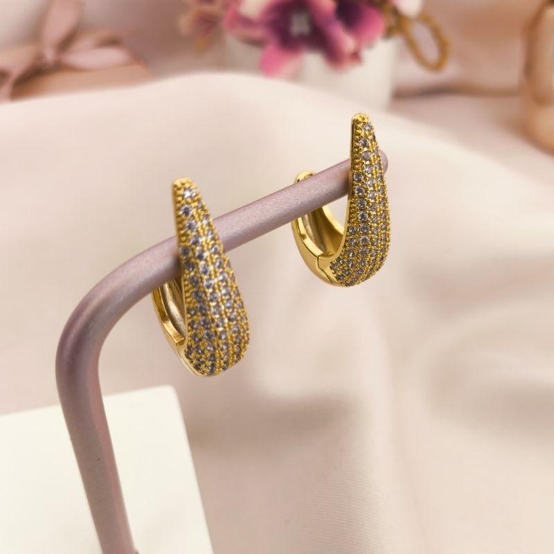 ARGOLA EM FORMATO DE GOTA CRAVEJADO EM MICRO ZIRCONIA TAM G