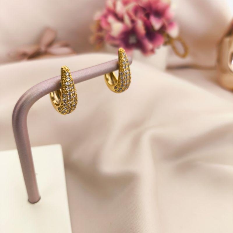 ARGOLA EM FORMATO DE GOTA CRAVEJADO EM MICRO ZIRCONIA TAM P