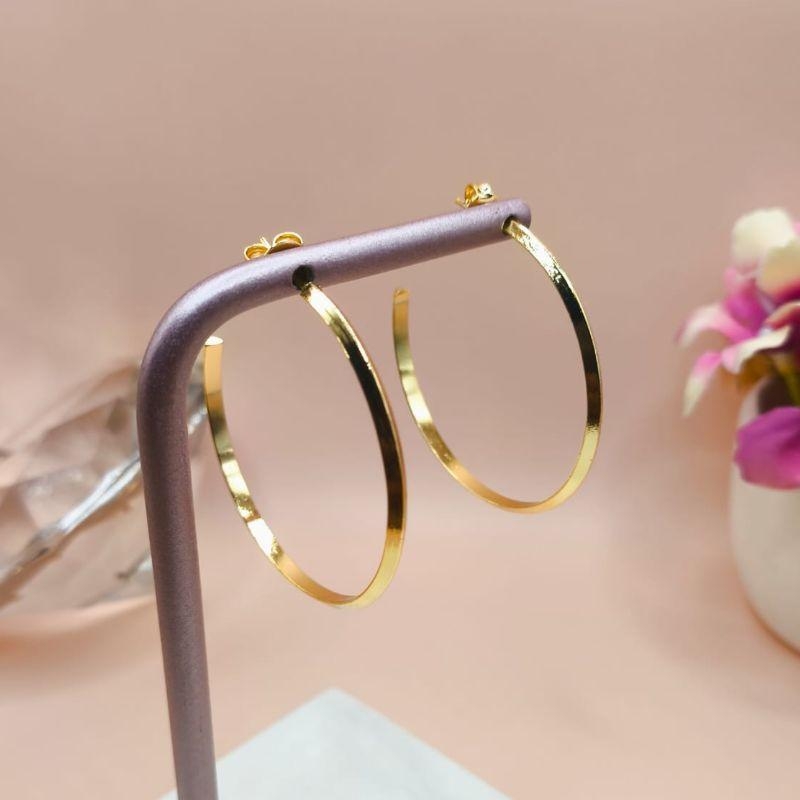 ARGOLA LISA EM FORMA DE TRIANGULO