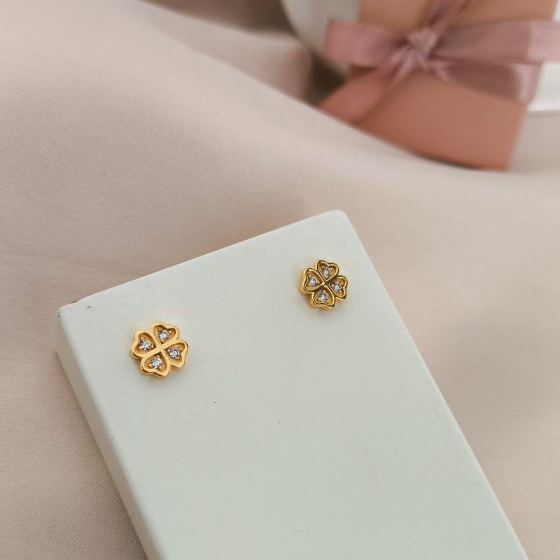 BRINCO TREVO DE 4 FOLHAS COM PEDRAS EM MICRO ZIRCONIA