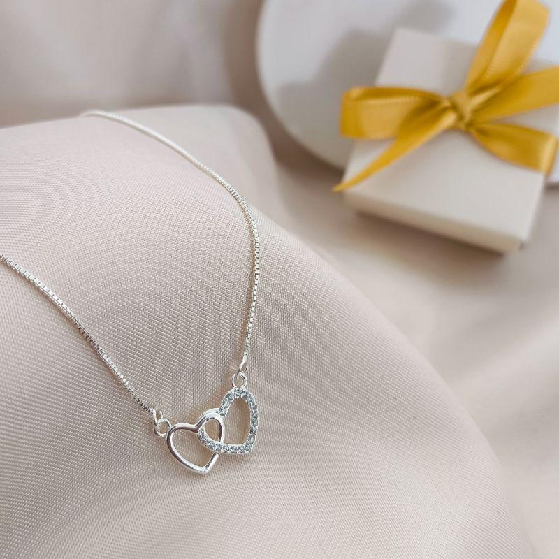 COLAR COM 2 CORAÇÕES LISO E CRAVEJADO EM MICRO ZIRCONIA