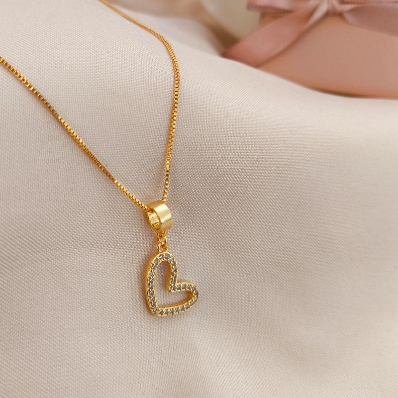 COLAR COM CORAÇÃO VAZADO CRAVEJADO EM MICRO ZIRCONIA