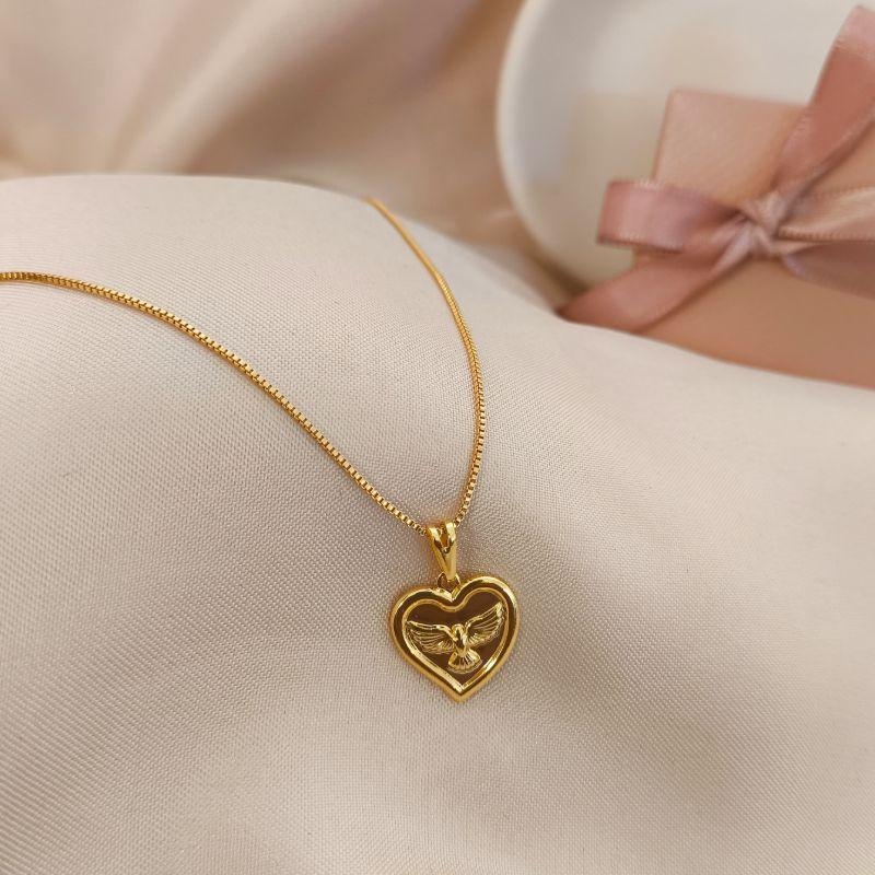 COLAR DE CORAÇÃO COM ESPIRITO SANTO NO MEIO