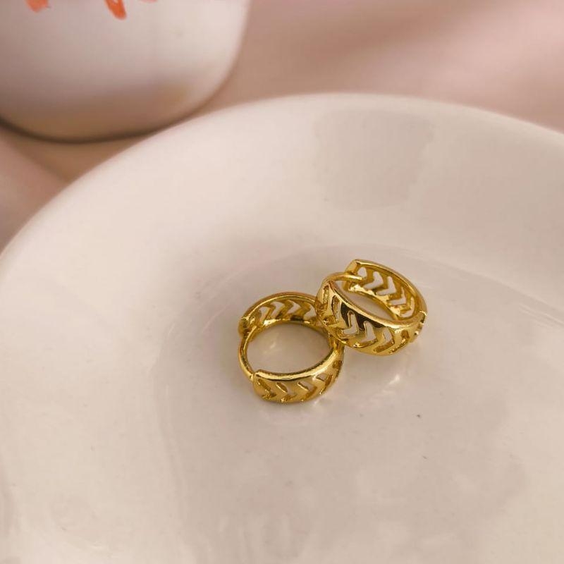 ARGOLA VAZADA EM FORMA DE V