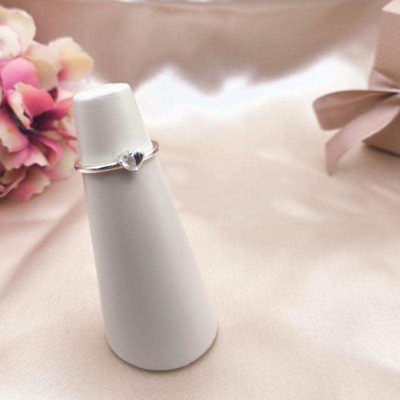 ANEL COM CORAÇÃO METADE LISO E METADE PEDRA DE ZIRCONIA