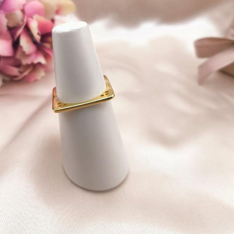 ANEL QUADRADO COM DETALHES PERFURADOS NAS LATERAIS