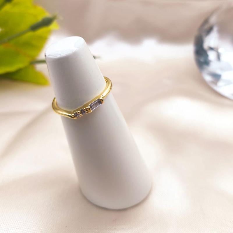 ANEL COM 1 PEDRA RETANGULAS E 2 PEDRAS DE ZIRCONA