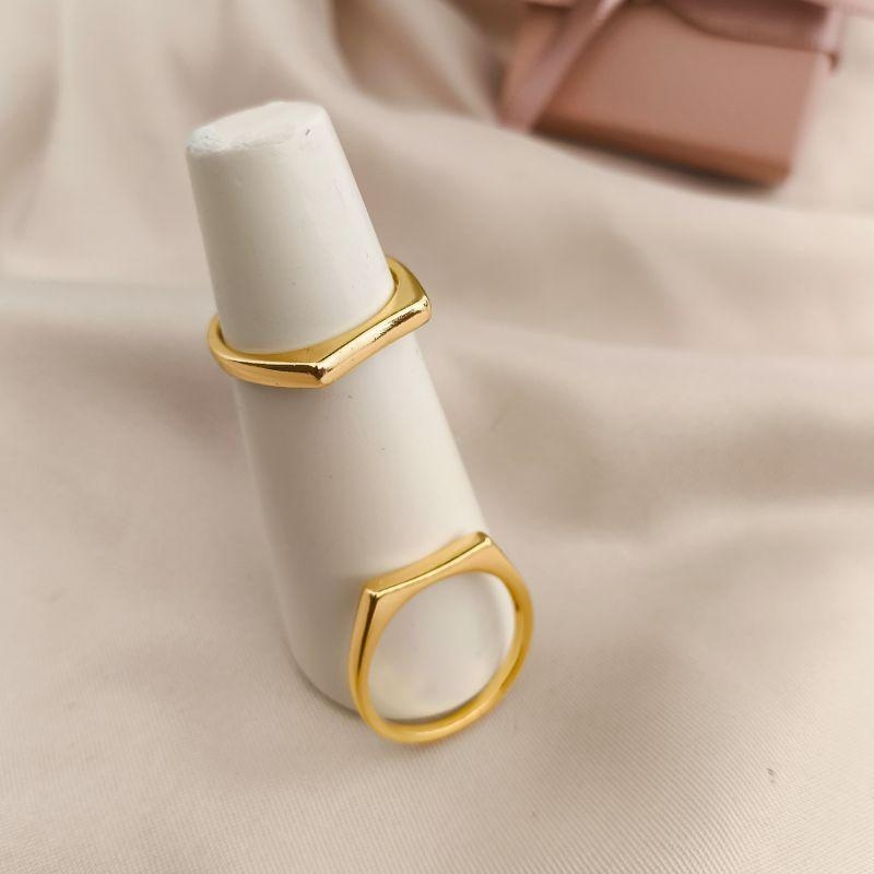 ANEL LISO COM FORMATO RETO NA PARTE DE CIMA