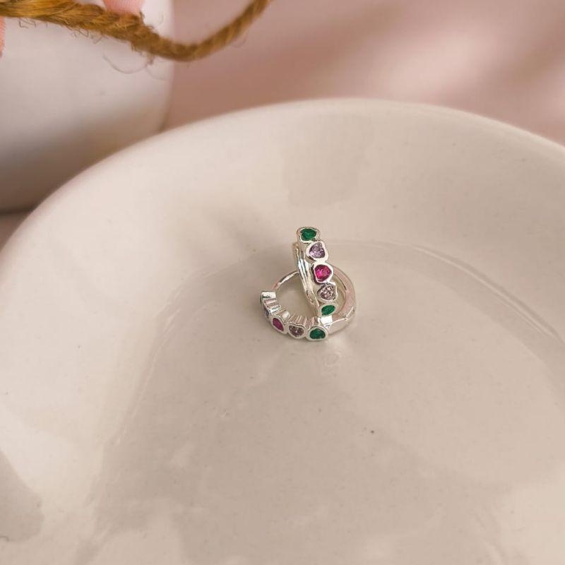 ARGOLA COM CORAÇOES E PEDRAS DE ZIRCONIA COLORIDAS