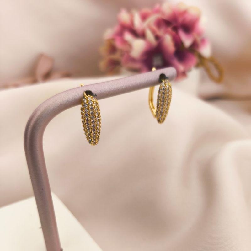 ARGOLA OVAL CRAVEJADO EM MICRO ZIRCONIA