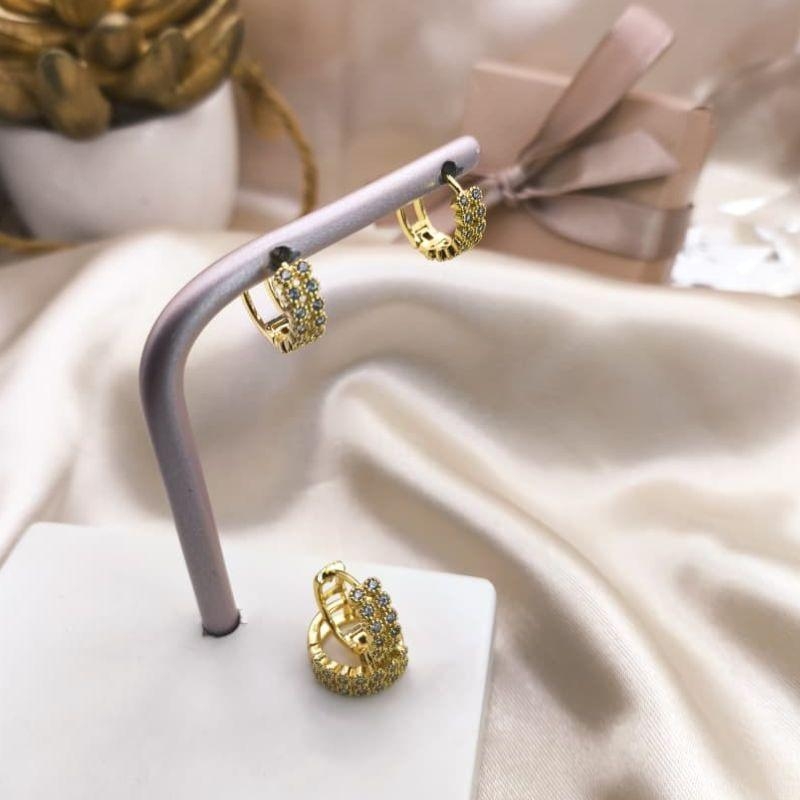 ARGOLA VAZADA NA FRETE COM PEDRAS DE ZIROCNIAS