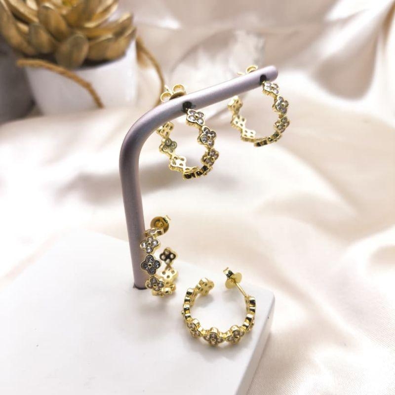 BRINCO ARGOLA TODO EM TREVO COM PEDRAS DE ZIRCONIA