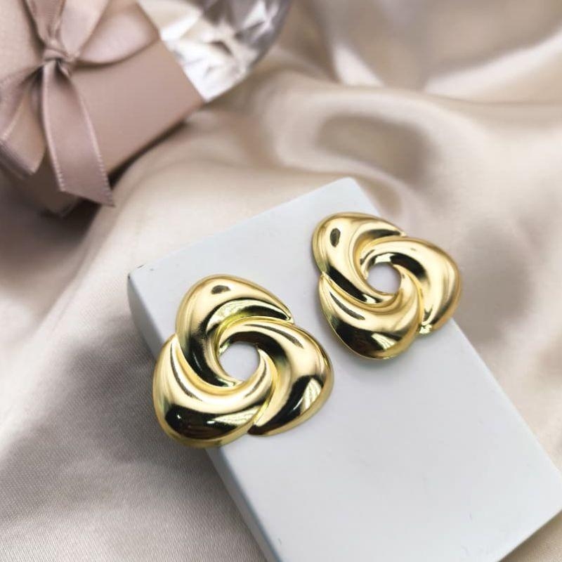 BRINCO CICLO MEIA LUA VAZADO NO MEIO