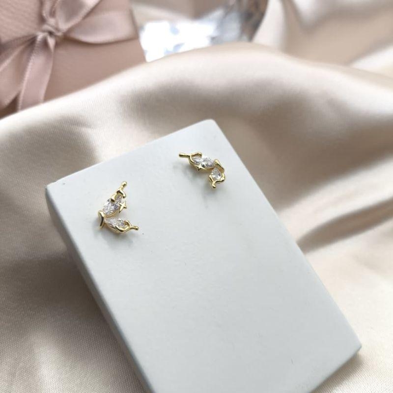 BRINCO COM 2 PEDRAS DE ZIRCONIA OVAIS EM CAIXA DEFORMADA