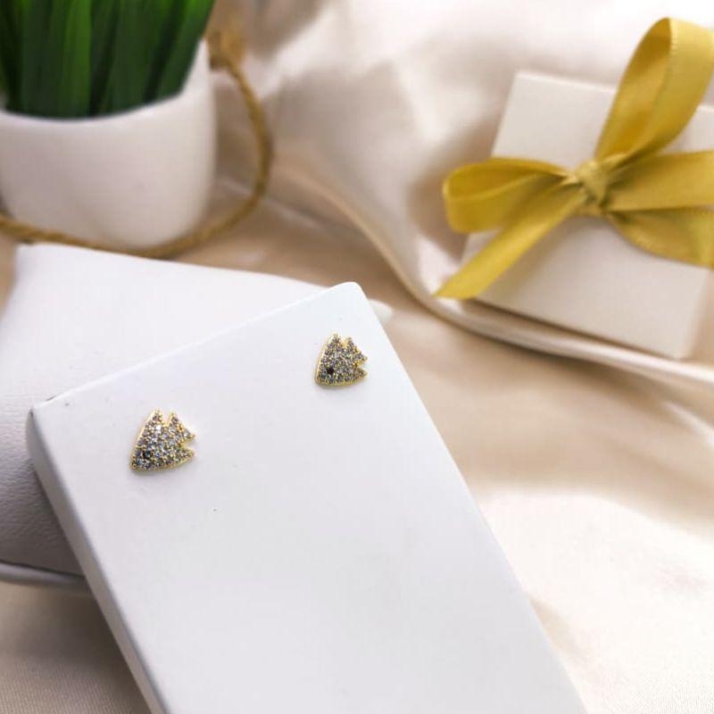 BRINCO EM FORMA DE ESCUDO CRAVEJADO EM MICRO ZIRCONIA