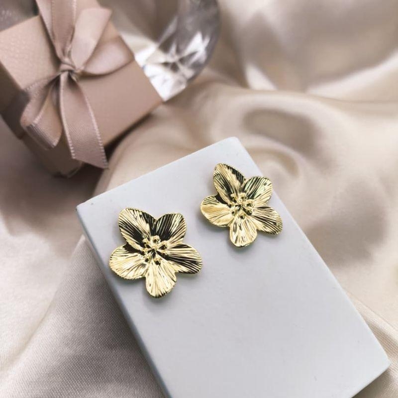 BRINCO EM FORMA DE FLOR COM MINI ESFERAS NO CENTRO