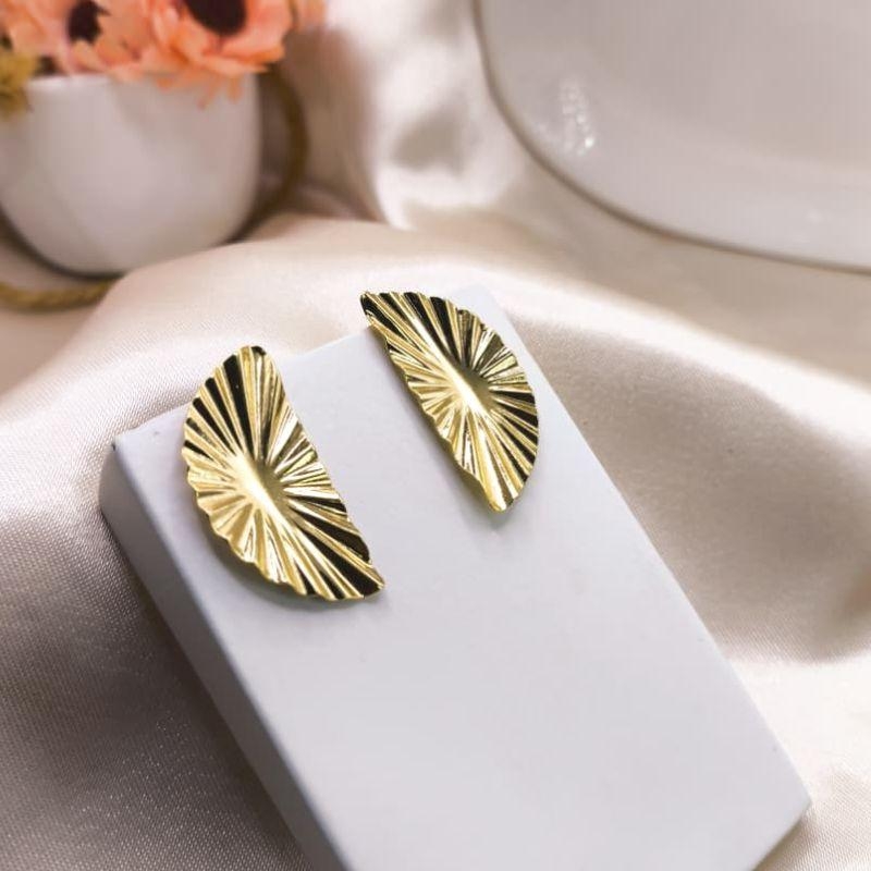 BRINCO EM FORMA DE LEQUE ONDULADO LISO