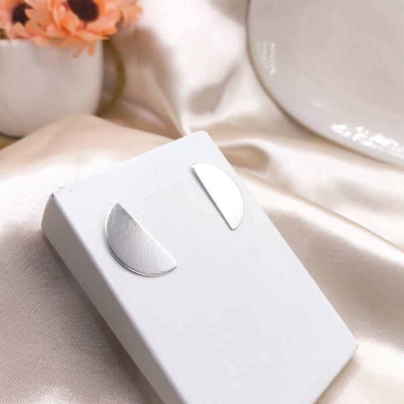 BRINCO MEIO CIRCULO CHAPA LISA