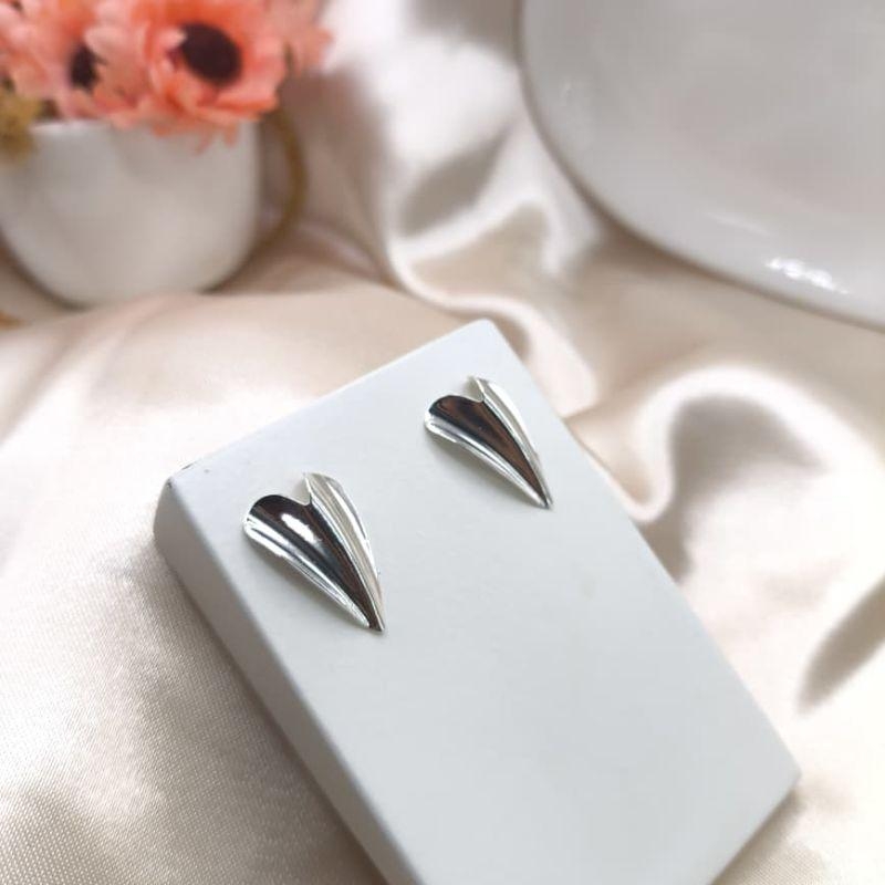 BRINCO ORGANICO FORMA DE CORAÇÃO PONTUDO ONDULADO