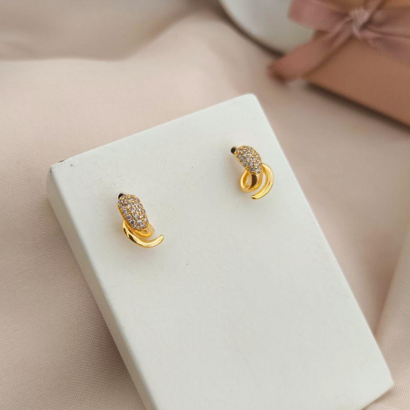 BRINCO OVAL CRAVEJADA EM MICRO ZIRCONIA E PONTA SAINDO