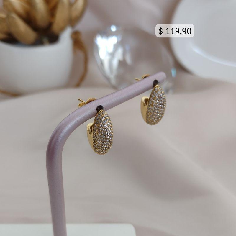 BRINCO OVAL CRAVEJADO EM MICRO ZIRCONIA TODA A FRENTE