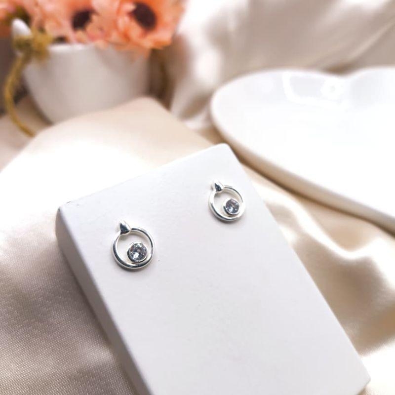 BRINCO REDONDO COM UM PONTO DE LUZ EMBAIXO