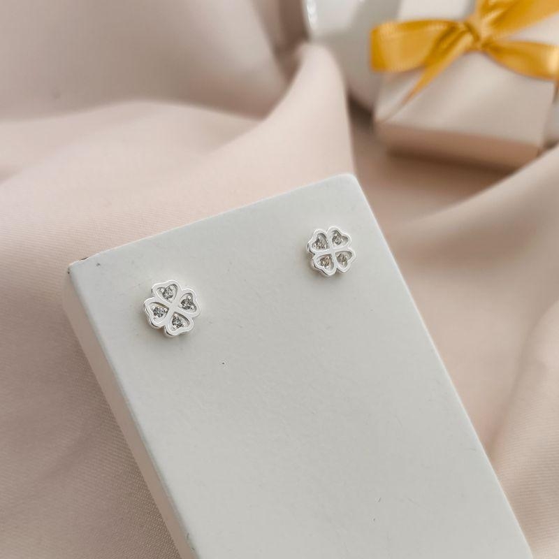 BRINCO TREVO DE 4 FOLHAS COM PEDRAS EM MICRO ZIRCONIA