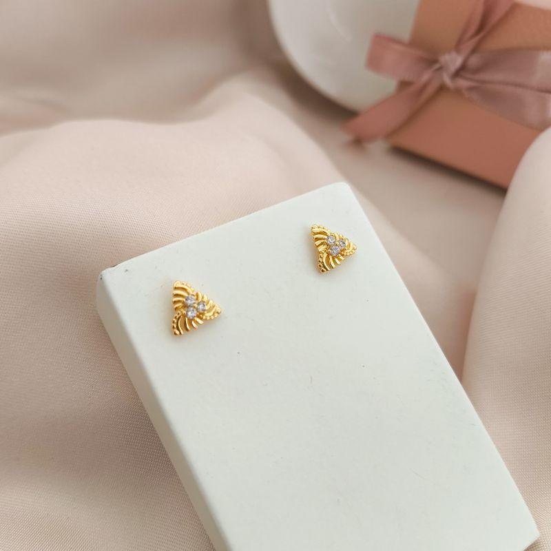 BRINCO TRIANGULO COM 3 PEDRAS DE ZIRCONIA NO MEIO