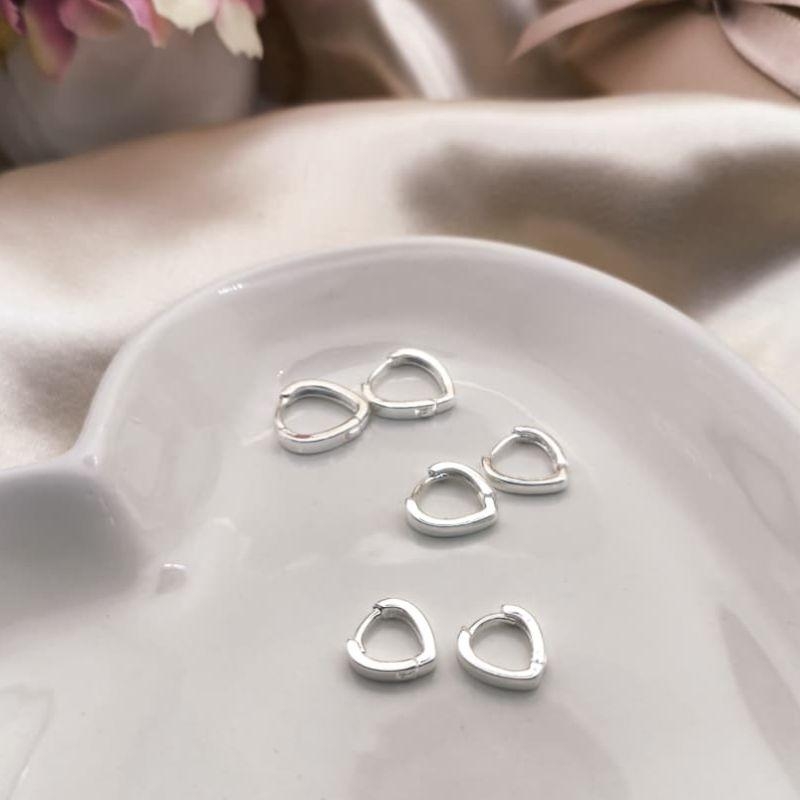 BRINCO TRIO DE ARGOLAS DE CORAÇÃO LISA