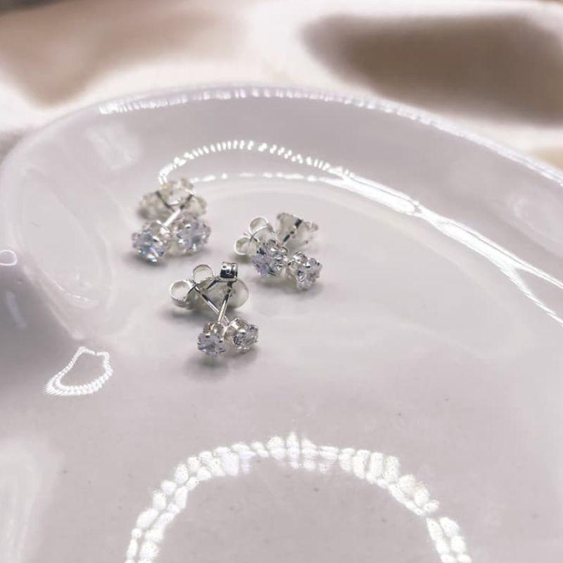 BRINCO TRIO EM FORMA DE FLOR ZIRCONIA