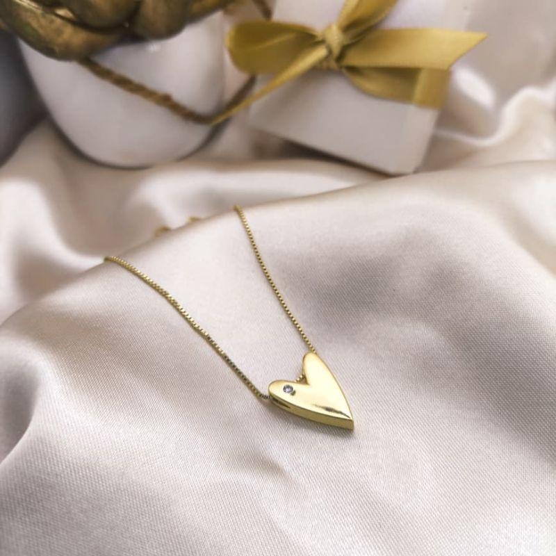 COLAR CORAÇÃO COM PONTO DE LUZ NA PARTE SUPERIO DIREITA