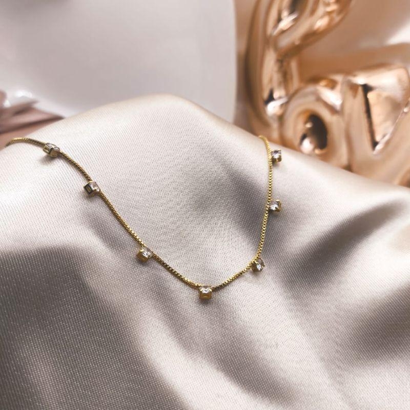 COLAR VENEZIANA COM  7 PEDRAS DE ZIRCONIA QUADRADA