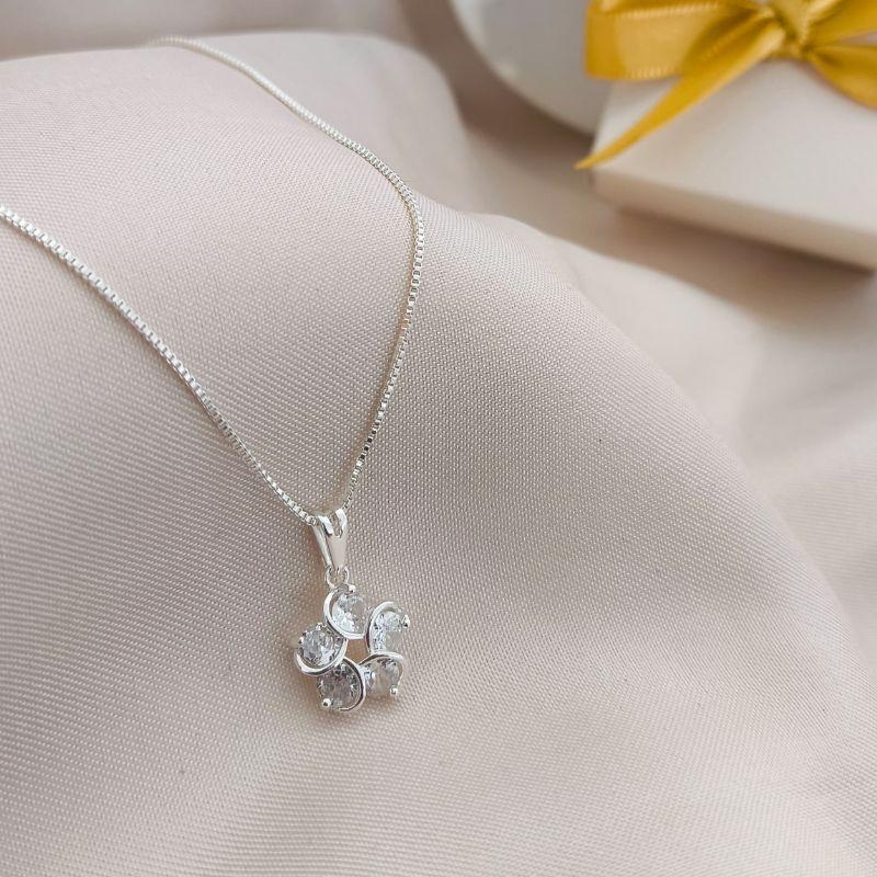 COLAR COM FLOR E COM 5 PEDRAS DE ZIRCONIA