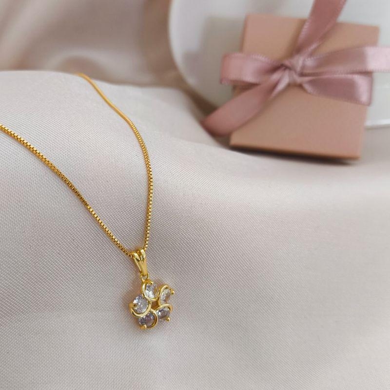 COLAR COM FLOR E COM 5 PEDRAS DE ZIRCONIA