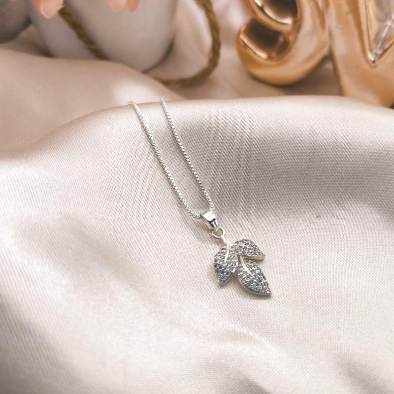 COLAR COM PINGENTE 3 FOLHAS CRAVEJADO EM MICRO ZIRCONIA