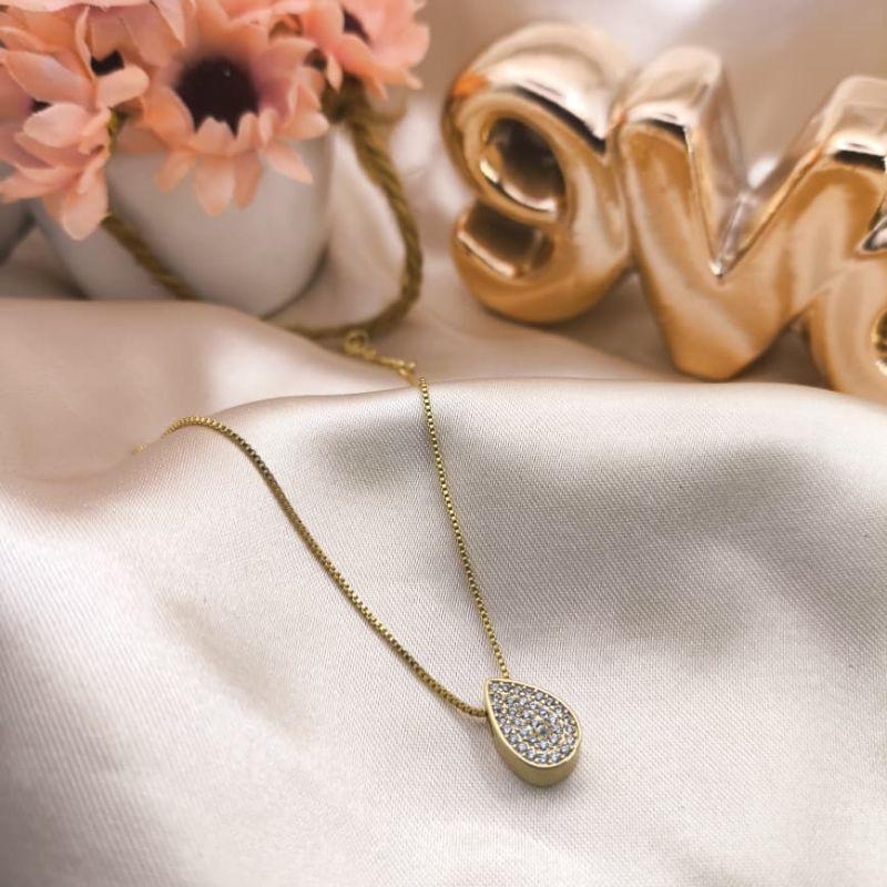 COLAR COM PINGENTE DE GOTA CRAVEJADO EM MICRO ZIRCONIA