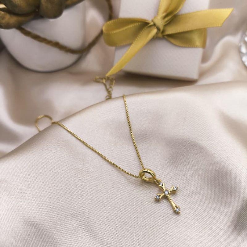 COLAR CRUZ PEQUENA COM 5 PEDRAS DE ZIRCONIAS