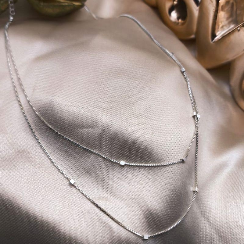 COLAR DUPLO VENEZIANA COM PEÇAS MINI QUADRADAS