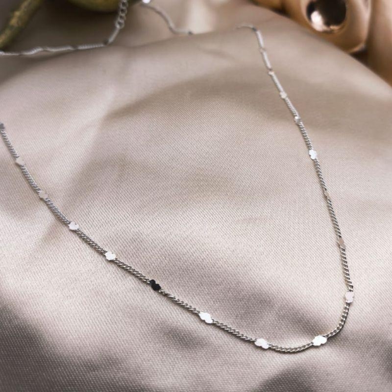 COLAR ELO GROUMET COM MINI PLAQUINHAS DE CORAÇÕES