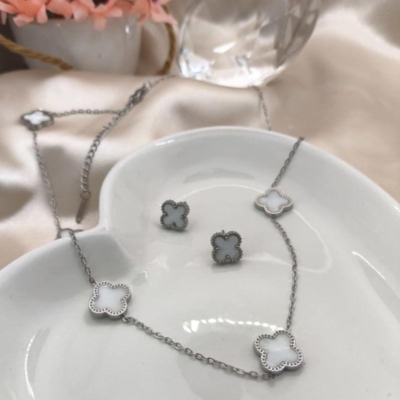 CONJUNTO COM TREVO BRANCO COM BORDAS PERFURADAS