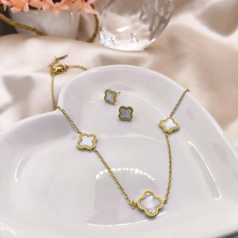 CONJUNTO COM TREVO BRANCO COM BORDAS PERFURADAS