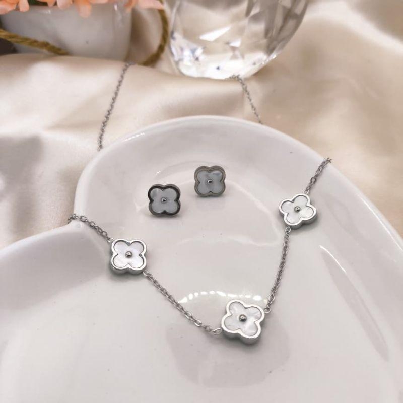 CONJUNTO COM TREVO BRANCO COM PONTO DE AÇO NO MEIO