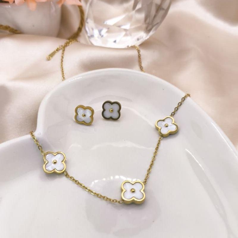 CONJUNTO COM TREVO BRANCO COM PONTO DOURADO NO MEIO